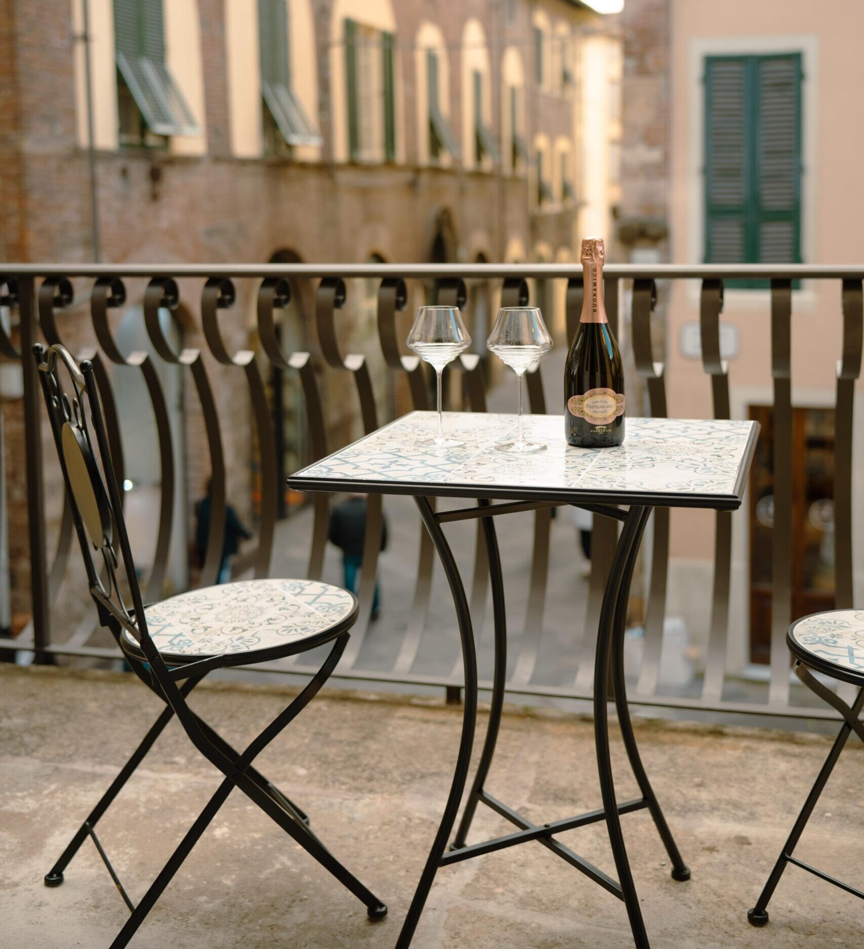 Ampio e luminoso salone di lusso con travi a vista e divani di design Suite L'Anfiteatro